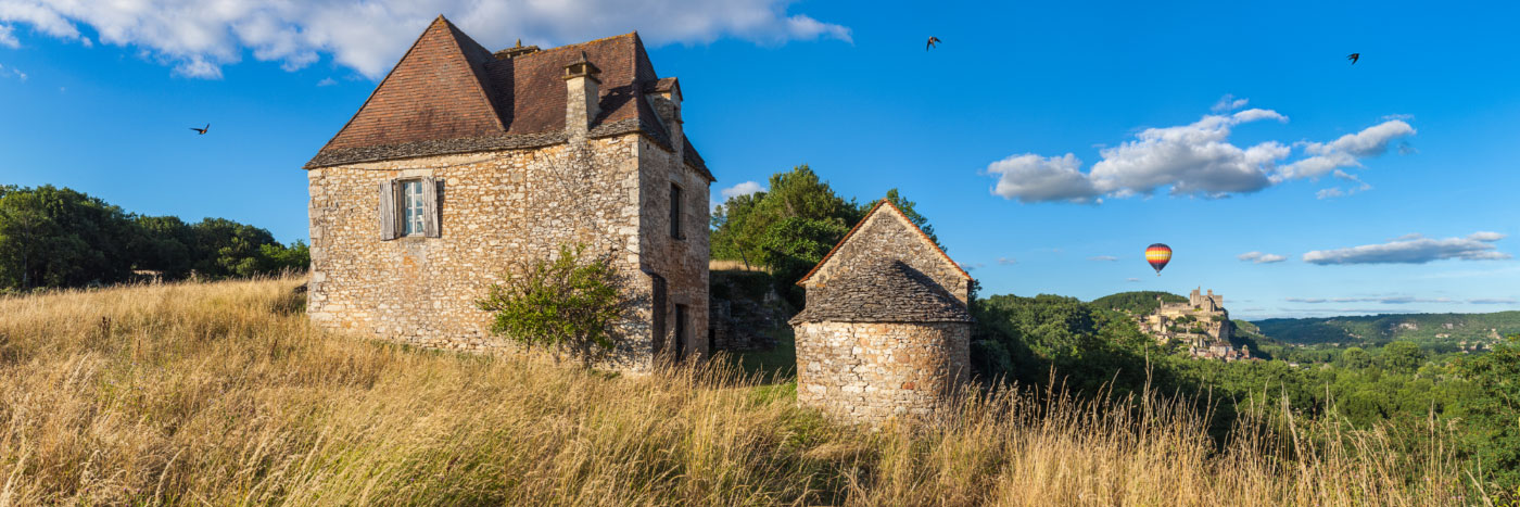 Herve Sentucq - Hirondelles, montgolfière et le village de Beynac-et-Cazenac vu du hameau 'Le Pech', Saint-Vincent-de-Cosse