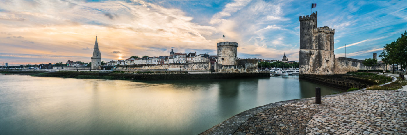 Herve Sentucq - Les deux tours à l'entrée du Vieux-Port médiéval de la Rochelle